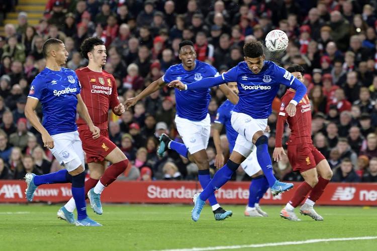 最快百球先生！哈兰德领取英超100球纪念球