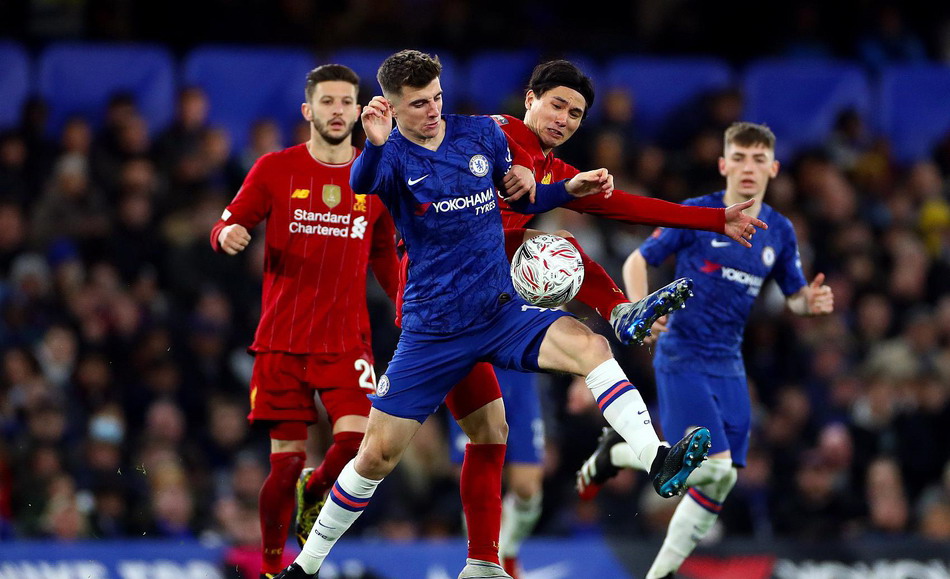 奥尔莫肩伤缺阵一个月，巴萨迎赛季关键考验